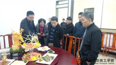 ���Қgӭ�ό�������I(l��ng)��(d��o)һ���˵���Уҕ����
